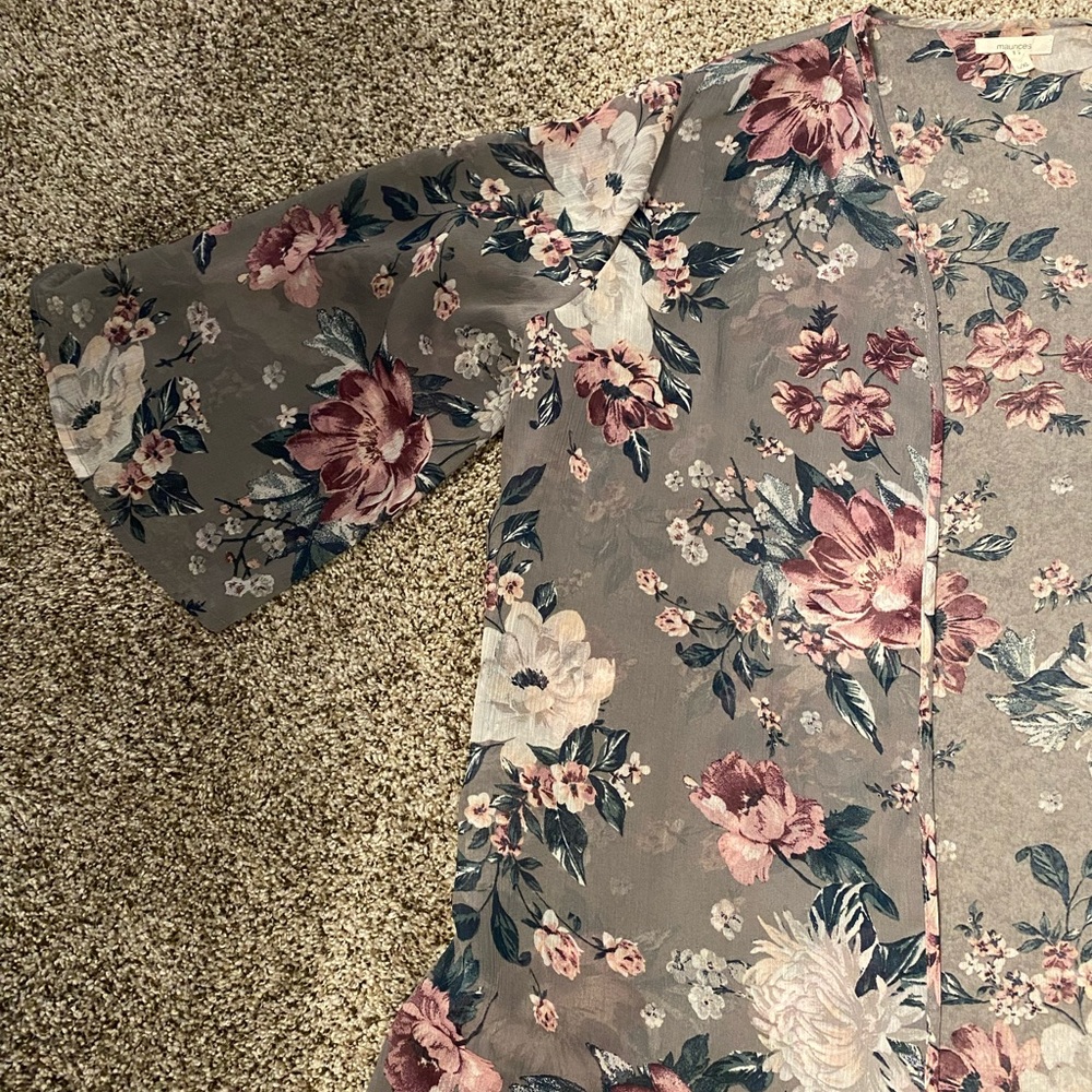 Maurice’s L/XL Gray Floral Kimono